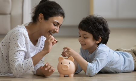 Lecții financiare pe care copilul tău trebuie să le cunoască înainte de școala primară