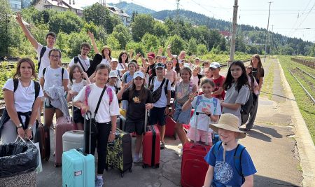 5 sentimente frecvente când copilul pleacă în tabără vara